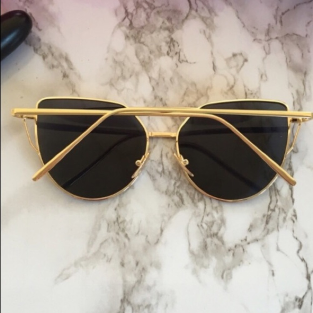 Black & Gold Mirrored Sunglasses - Picture 3 of 4